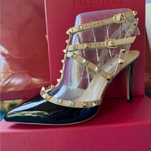 ***BEAUTIFUL VALENTINO ROCKSTUD TWO-RING SLINGS***size 41/11